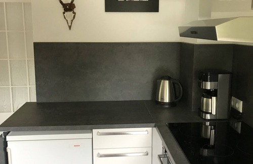 Mainberg Apartment | Gemütliche Ferienwohnung mit großem Garten und Bad im Retro-Look