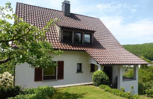 Mainberg Apartment | Gemütliche Ferienwohnung mit großem Garten und Bad im Retro-Look