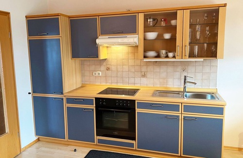 Hartkirchen Apartment | Gemütliche Ferienwohnung mit Balkon und geräumigen Bad mit Dusche und Fenster