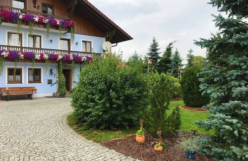 Hartkirchen Apartment | Gemütliche Ferienwohnung mit Balkon und geräumigen Bad mit Dusche und Fenster