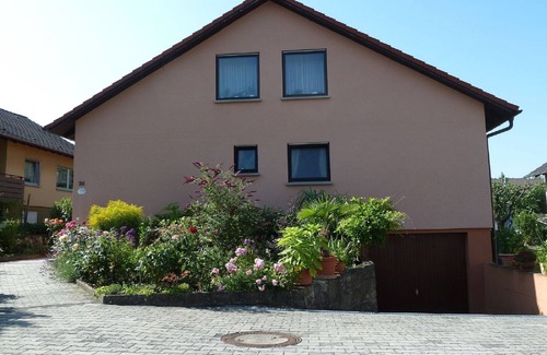 Igersheim Apartment | Gemütliche Ferienwohnung (70qm) mit Parkplatz und Supermarkt vor Ort