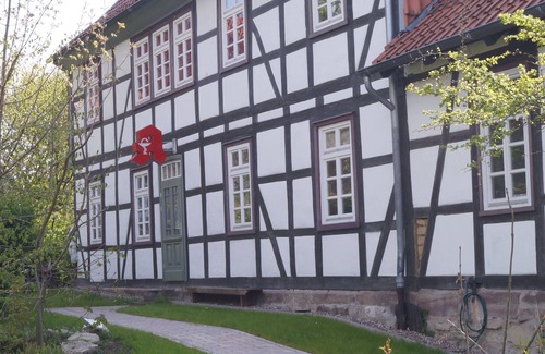 Harste Apartment | Gemütliche Ferienwohnung im Alten Pfarrhaus. Mit Gartenzugang und Sitzgruppe