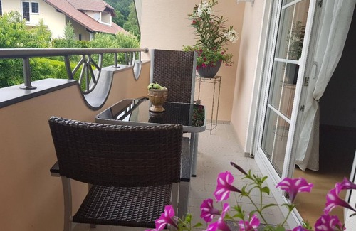Pemfling Apartment | Gemütliche Ferienwohnung mit Balkon und Garten
