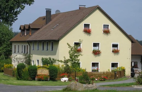 Ploessberg Apartment | Gemütliche Ferienwohnung mit Balkon für bis zu 4 Personen