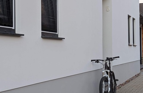 Azmannsdorf Apartment | Gemütliche Ferienwohnung in Ruhiger Lage, Haustierfreundlich!