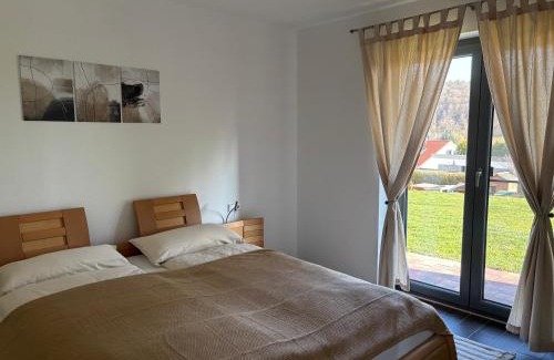 Hutzdorf Apartment | Gemütliche Ferienwohnung mit Sonnenterrasse