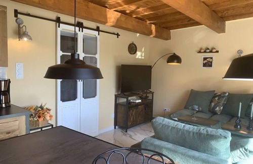 Arles Apartment | Gemütliche Ferienwohnung, Ideal für 2 Personen, Große Terrasse und Swimming-pool