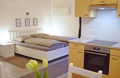 Lichtenberg Apartment | Gemütliches 32qm Ferienapartment mit Dachterrasse und überdachtem Balkon; kostenfreies Parken und WLAN