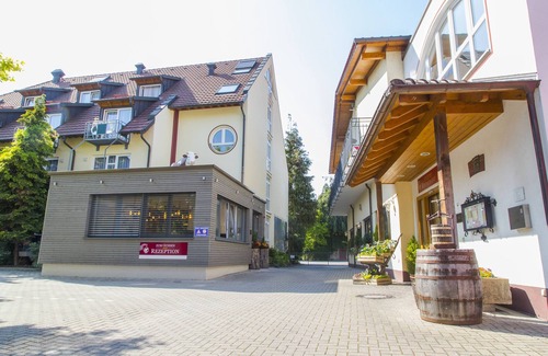 Wolfenweiler Apartment | Gemütliches Dreibettzimmer mit modernem Bad, Flachbild-TV und WLAN