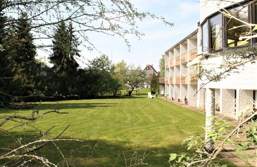 Langenbrand Apartment | Gemütliches Einzelzimmer mit Sat-TV, Dusche/WC und Balkon oder Terrasse