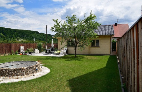 Kelheim Apartment | Gemütliches Holzhaus mit großem Garten und Terrasse