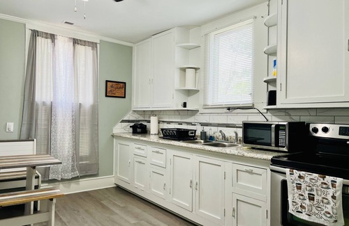 Winston - Salem House | 🏡 Gem Conv 2 WF Baptist/Novant Health/Hanes Mall Great for Medical Workers 🏡