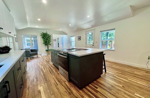 Milwaukie House | Gem in Milwaukie 2 bedroom - 2 Bathroom - Huge yard