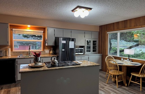 Oregon Coast House | Gem of Yachats! Great view and location, dog friendly and cozy fireplace!