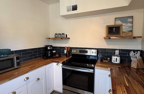 Menlo Park House | Gem Show, Biking Downtown, UofAn2-BR, 1 Bath house with AC, Fiber Optic Internet