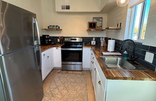 Menlo Park House | Gem Show, Biking Downtown, UofAn2-BR, 1 Bath house with AC, Fiber Optic Internet