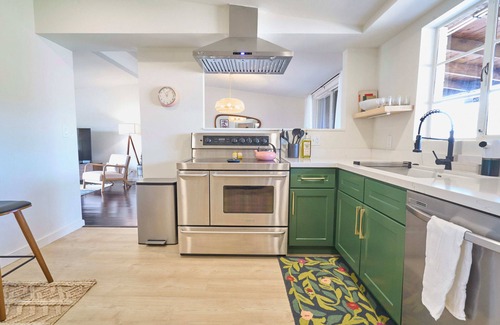 Colonia Del Valle House | Gem Show Ready, Central, Quiet, Updated Mid-Century, Pet-Friendly