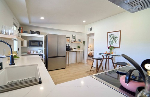 Colonia Del Valle House | Gem Show Ready, Central, Quiet, Updated Mid-Century, Pet-Friendly
