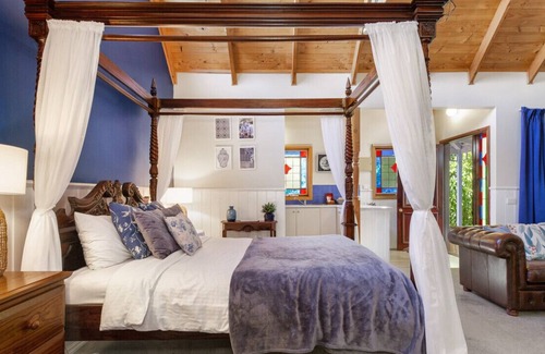 Gembrook Cottage | Gembrook Cottages - Bluebell Cottage with Outdoor Heated Spa and Wood Fire