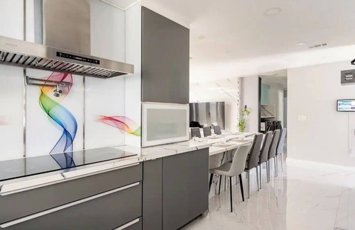 Oceanside House | GemCoastalHome,Grill,ModernAmenities,Fireplace,HotTub,EVChargerLegoland,Safari
