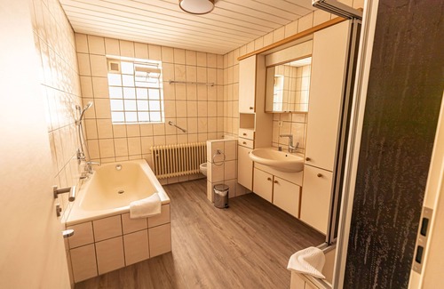 Hollfeld House | Gemeinschaftunterkunft 1 - Zi. 5 - EZ mit Großem Bett - Gasthof Schrenker