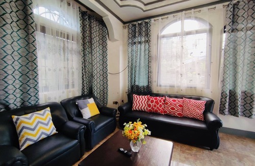 Daet House | GemHouse-12 min to the beach with nearby restaurant , malls & tourist attraction