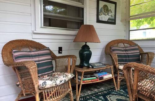 Historic Old Town House | General's Retreat Cozy Cottage