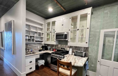 Ferdinand Apartment | General Store Giant Loft - One Bedroom