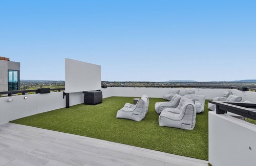 Alphington Apartment | Generous 2-Bed Apartment with Great Amenities