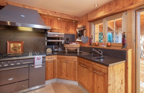 Noes Ski Chalet | Generous deluxe chalet walking distance to shops, restaurants & Cry D'Er lift.