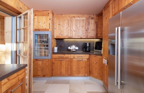Noes Ski Chalet | Generous deluxe chalet walking distance to shops, restaurants & Cry D'Er lift.