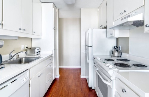 Sunnyvale West Apartment | Generous Sunnyvale 3BR w/Pool, Gym, A/C, near Caltrain, by Blueground