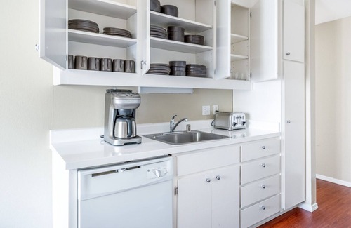 Sunnyvale West Apartment | Generous Sunnyvale 3BR w/Pool, Gym, A/C, near Caltrain, by Blueground