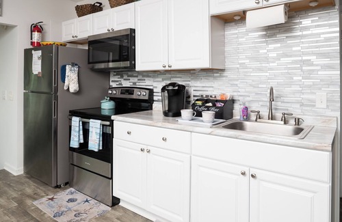 Geneva Cottage | Geneva, Direct Lakefront, Hot Tub, Ohio's Wine Country
