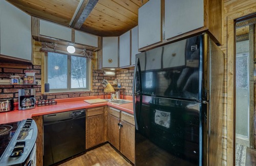 Garfield Cabin | Geno's Groovy Getaway!