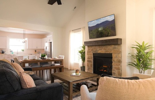 Cashiers House | Gentle Bear Cottage (Short walk to waterfall!)