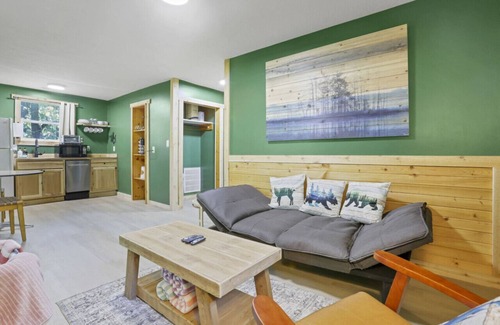 Lancaster Cabin | Gentle Breeze: The Evergreen: Romantic Secluded Getaway