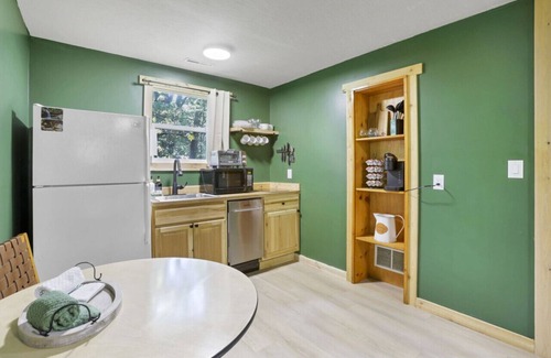 Lancaster Cabin | Gentle Breeze: The Evergreen: Romantic Secluded Getaway