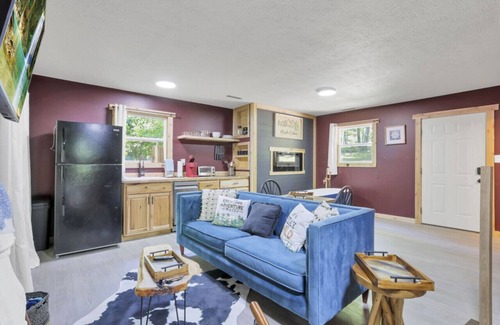 Lancaster Cabin | Gentle Breeze: The Maple: Romantic Secluded Getaway