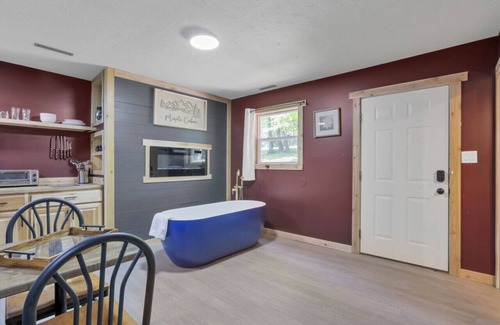 Lancaster Cabin | Gentle Breeze: The Maple: Romantic Secluded Getaway