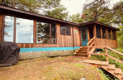 Tay Valley Cottage | Gentle lake breezes and quiet beckon at this cozy lake cottage