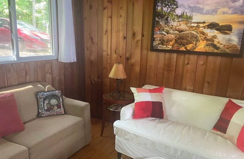 Tay Valley Cottage | Gentle lake breezes and quiet beckon at this cozy lake cottage