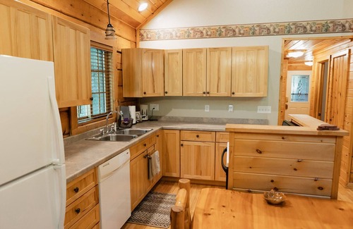Siren Cabin | Genuine Log Cabin with large yard in a small quaint town across from Fish Lake