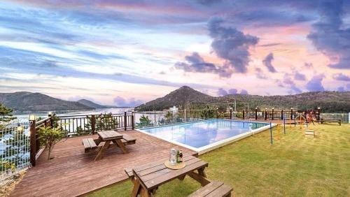 Kabae-ri Villa | Geojedo Glam Dog Pension Warm Water Pool Villa