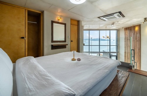 Geoje House | Geojedo Raonhiljo Pollvilla Pension