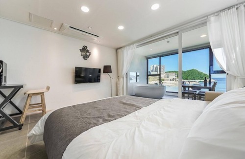 Jangmok-myeon House | Geojedo The 100 Spa & Poolvilla Pension