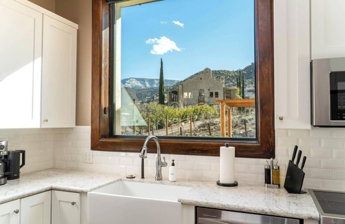 Jerome House | Geologist's House | Sleeps 8 | Close to Sedona