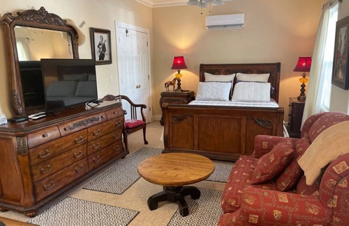 Camden Bed & Breakfast | George Jones & Tammy Wynette Fan Room
