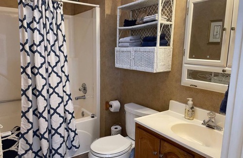 Camden Bed & Breakfast | George Jones & Tammy Wynette Fan Room
