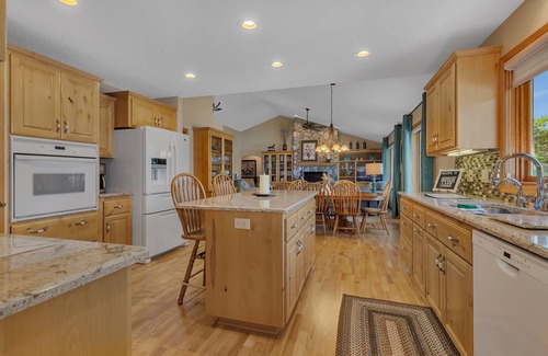 Spicer House | George Lake Luxury, 2.5 miles from Spicer!